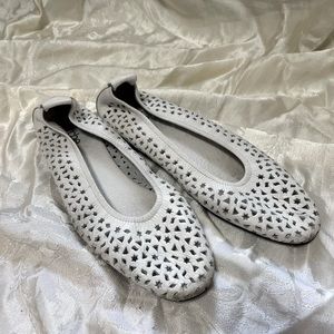 Arche Lilly perforated white flats size 41